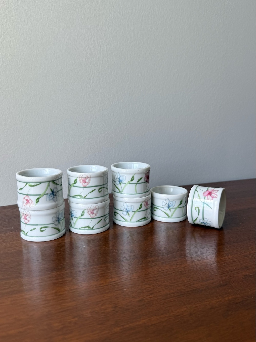 Set of 8 ceramic napkin holders